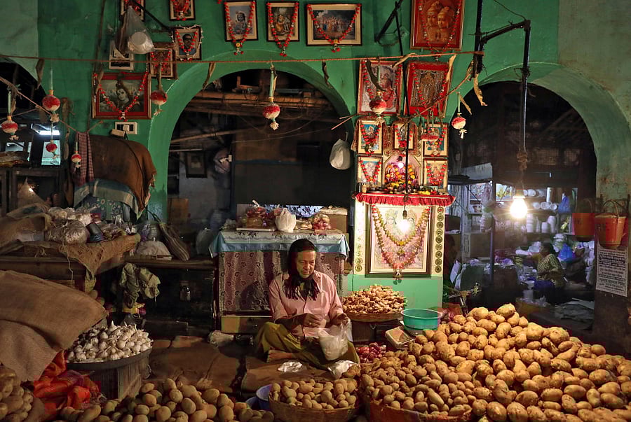 A vendor waits for customers at his shop inside a vegetable market in Kolkata, India, February 12, 2020. (Reuters photo)