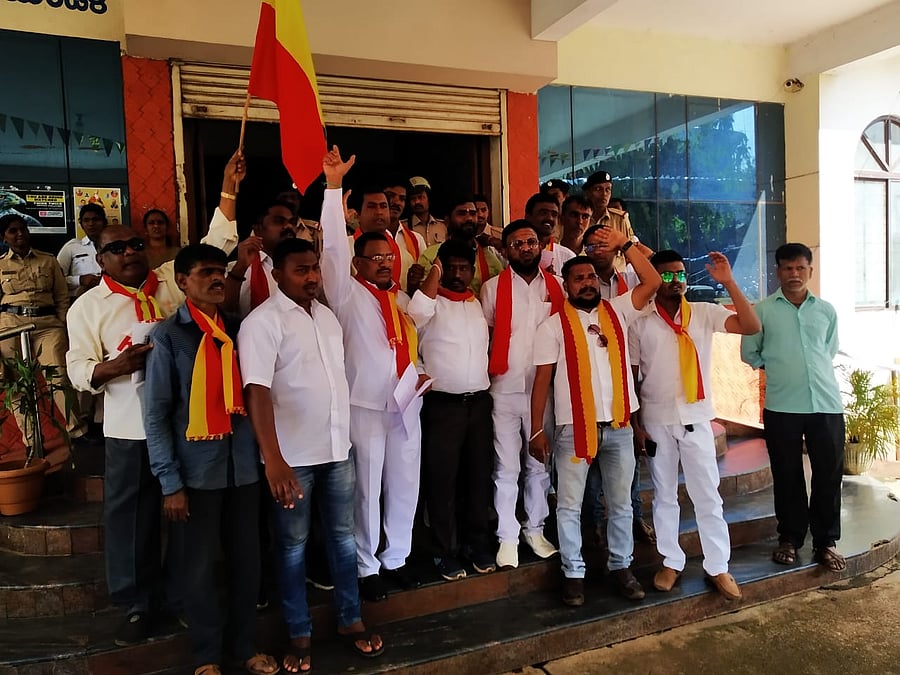 Pro-Kannada activists stage protest in front of Mini Vidhan Soudha in Hubballi on Thursday.
