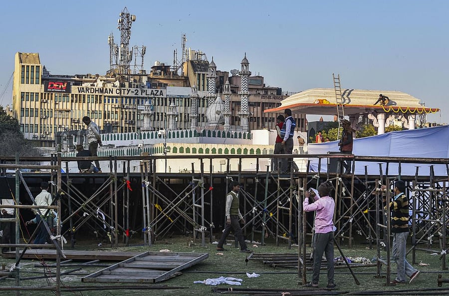 Preparation underway at Ramlila Maidan ahead of the oath-taking ceremony of Aam Aadmi Party (AAP)'s government, in New Delhi. PTI