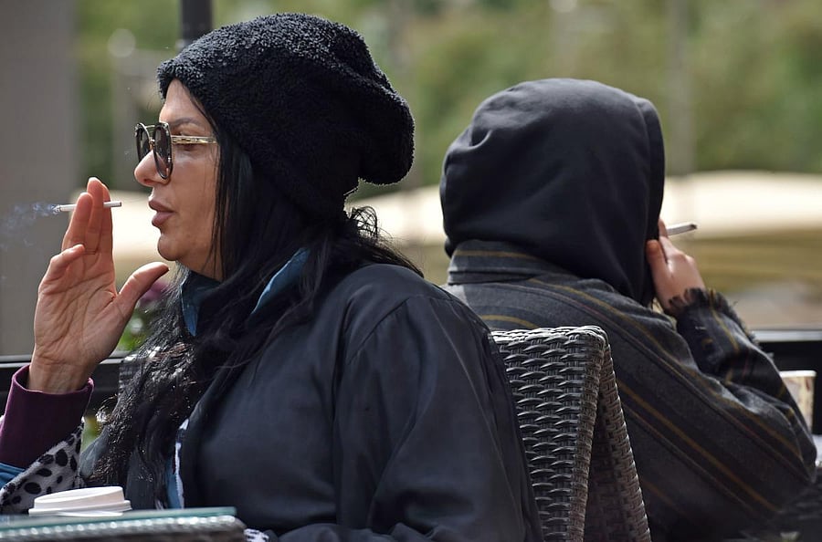 ike Western feminists of the early 20th century, in an era of social change in Saudi Arabia some women are embracing cigarettes, shisha pipes or vaping as a symbol of emancipation. The sight of women lighting up in public has become much more common in recent months, an unthinkable prospect before the introduction of sweeping reforms in the ultra-conservative kingdom. (AFP Photo)