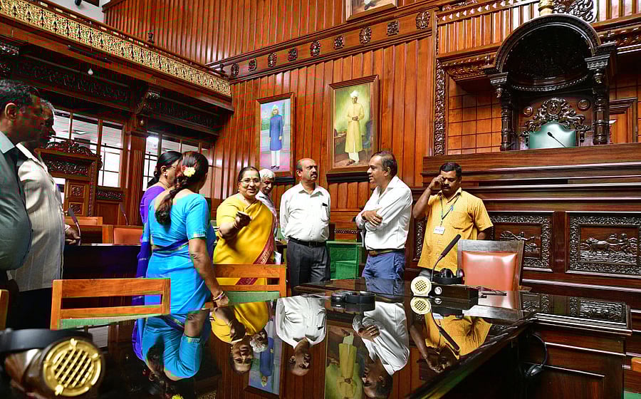 Officials inspect the preparations on the eve of the legislature session, at the Vidhana Soudha in Bengaluru on Sunday. dh photo/Krishnakumar P S