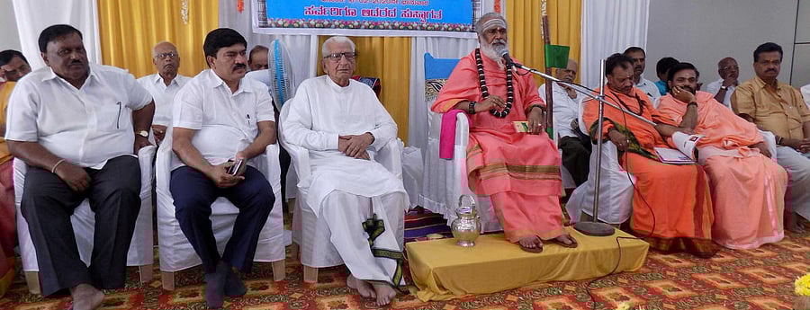 Rambhapuri Mutt pontiff Prasanna Renuka Veerasomeshwara Shivacharya Swami speaks during the Pratibha Puraskara programme in Chikkamagaluru on Sunday. DH Photo