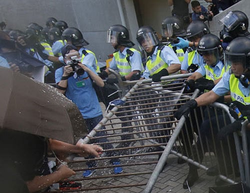 Hong Kong police early today started removing street barricades at sites where pro-democracy demonstrators have been holding more than two weeks of rallies, paralysing parts of the Chinese financial hub. AP file photo