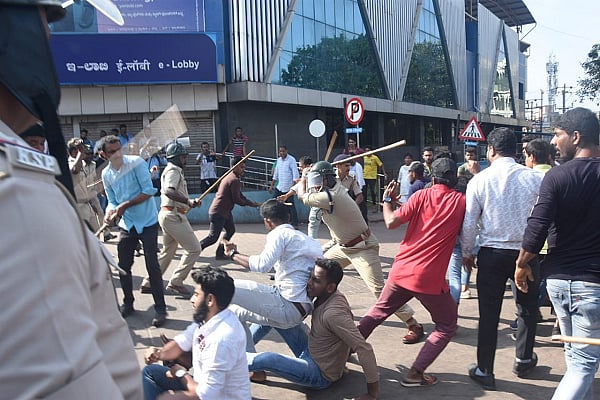 Lathi charge in Mangaluru (DH Photo)