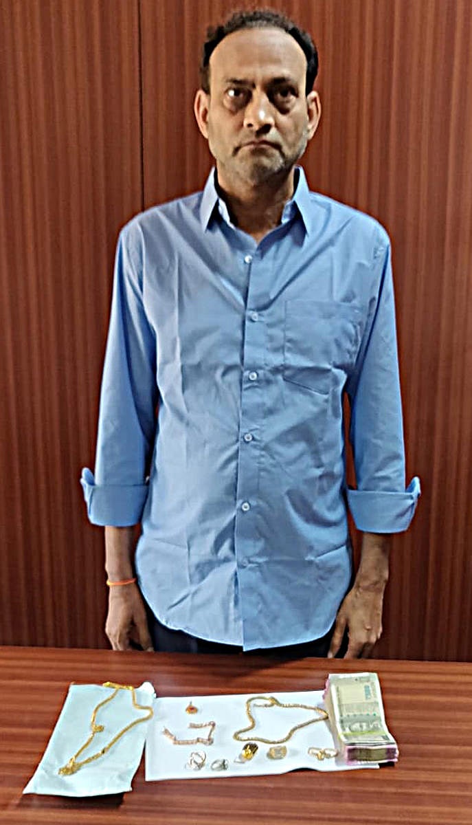 Sailesh Kothari alias Gauresh Kumar Daga, placed newspaper advertisements, took money from students with the promise of getting them seats in reputed medical and engineering colleges and cheated them.