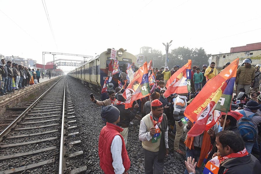 Vikassheel Insaan Party (VIP) president Mukesh Sahni and his supporters block a railway track at Rajendra Nagar Terminal during a protest against the Citizenship (Amendment) Act, National Register for Citizens and crime against women in the state during 'Bihar Bandh', in Patna, Thursday, Dec. 19, 2019. Photo/PTI