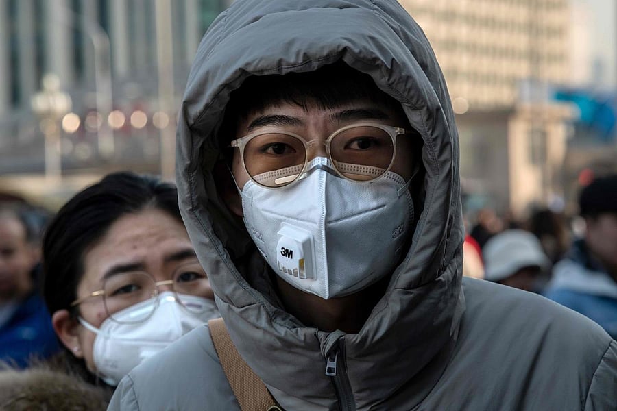People wearing protective masks arrive at Beijing railway station to head home for the Lunar New Year on January 21, 2020. (AFP Photo)