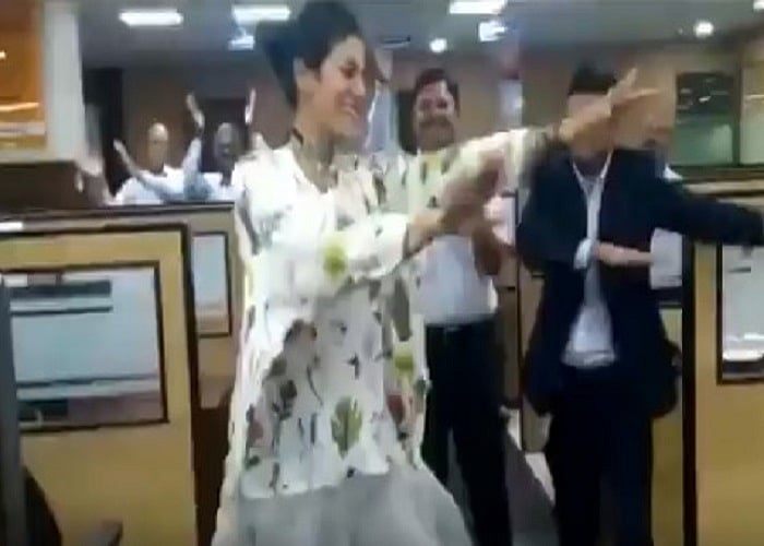 Dipali Goenka dancing with employees. (Video screengrab)