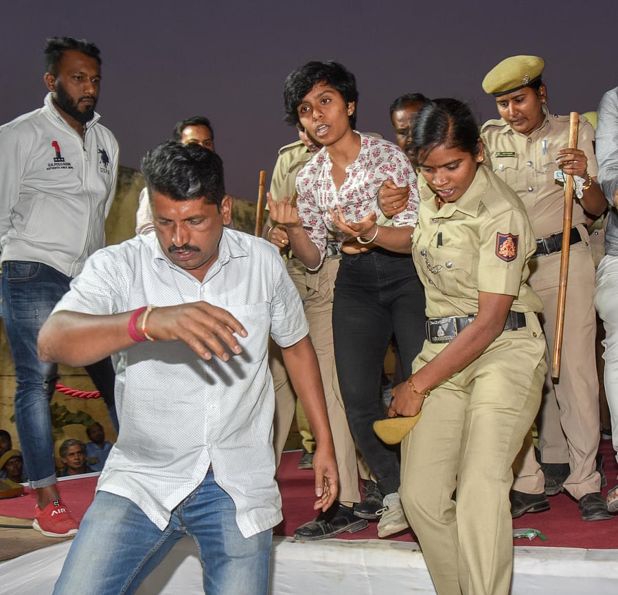 Police officers yank activist Amulya Leona Noronha off the stage at an anti-CAA event on Thursday. DH photo/Anup Ragh T