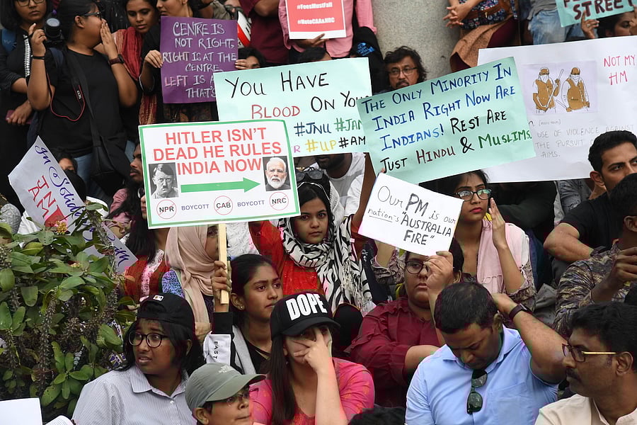 SFI and AIDSO supporters are staging a protest against ABVP, (on  opposing of masked miscreants armed with sticks attacked in JNU campus. (DH Photo)