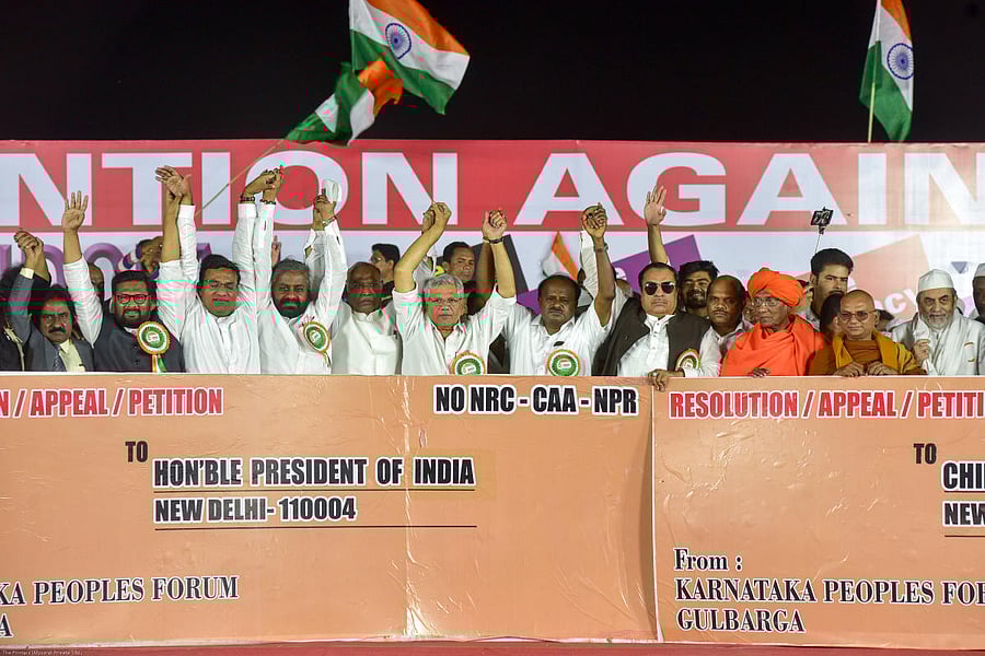 CPM leader Sitaram Yechury, senior Congress leader Mallikarjun Kharge, former chief minister H D Kumaraswamy, activist Swami Agnivesh among others at a national convention against CAA in Kalaburagi on Tuesday. DH PHOTO