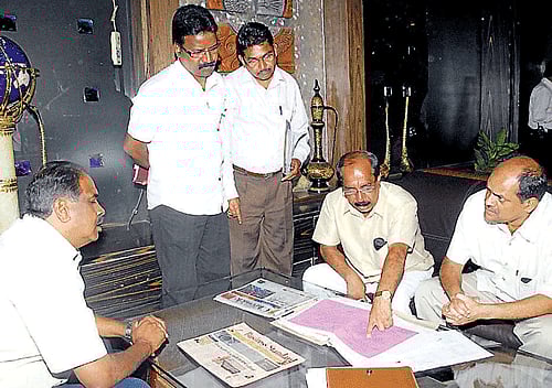 Mayor B S&#8200;Sathyanarayana and members of the BBMP Taxation Committee during their inspection of a hotel. DH PHOTO