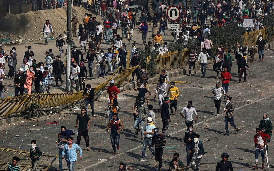 People supporting a new citizenship law and those opposing the law, clash during a protest in New Delhi. (Reuters photo)
