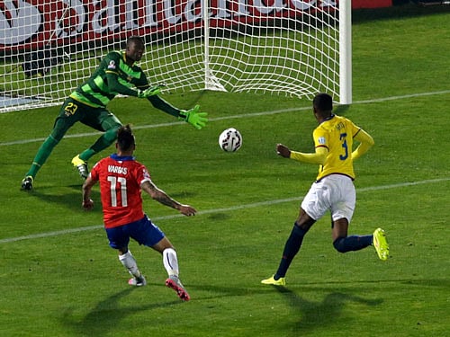 Chile's Eduardo Vargas (11) scores against Ecuador's goalie Alexander Dominguez during the opening match of the Copa America 2015 soccer tournament in the National Stadium in Santiago, Chile.Reuters Photo.