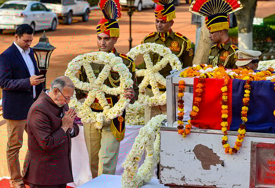 Delhi LG Anil Baijal pays his last respects to the mortal remains of police inspector Ratan Lal at Shaheed Smarak Sthal, in New Delhi, Tuesday, Feb 25, 2020. Ratan Lal was among those killed in the violence that erupted on Monday over the amended citizenship law. (PTI Photo)
