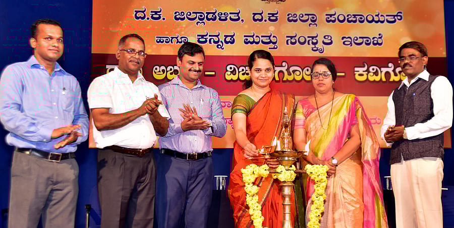 Deputy Commissioner Sindhu B Rupesh inaugurates a seminar on ‘Women Rulers of Tulunadu’, organised as a part of Ullalada Veerarani Abbakka Utsava at Ravindra Kala Bhavan in University College campus, Mangaluru on Thursday. Dakshina Kannada Zilla Panchayat CEO Dr R Selvamani, Additional Deputy Commissioner M J Roopa, Department of Kannada and Culture Assistant Director Rajesh G and University College Principal Dr Uday Kumar B look on. DH Photo