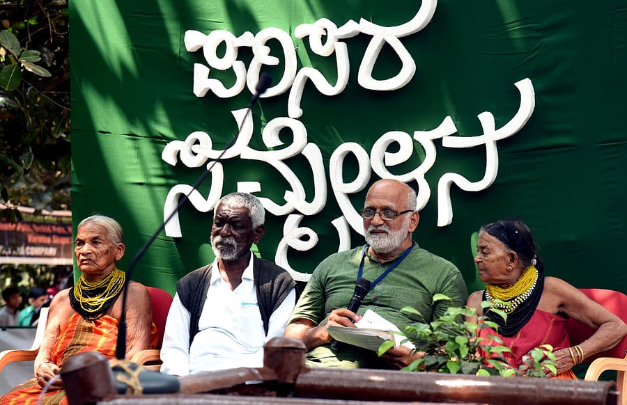 Human Rights activist Dr Ravindranath Shanbhag spoke during the second Parisara Sammelana held at Tree Park on Tannirbavi Beach in Mangaluru on Sunday. DH Photo