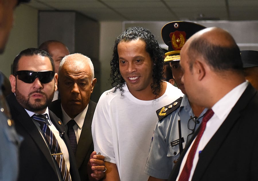 Brazilian retired football player Ronaldinho (C) arrives at Asuncion's Justice Palace to testify about his irregular entry to the country, in Asuncion, on March 6, 2020. (Credit: AFP)