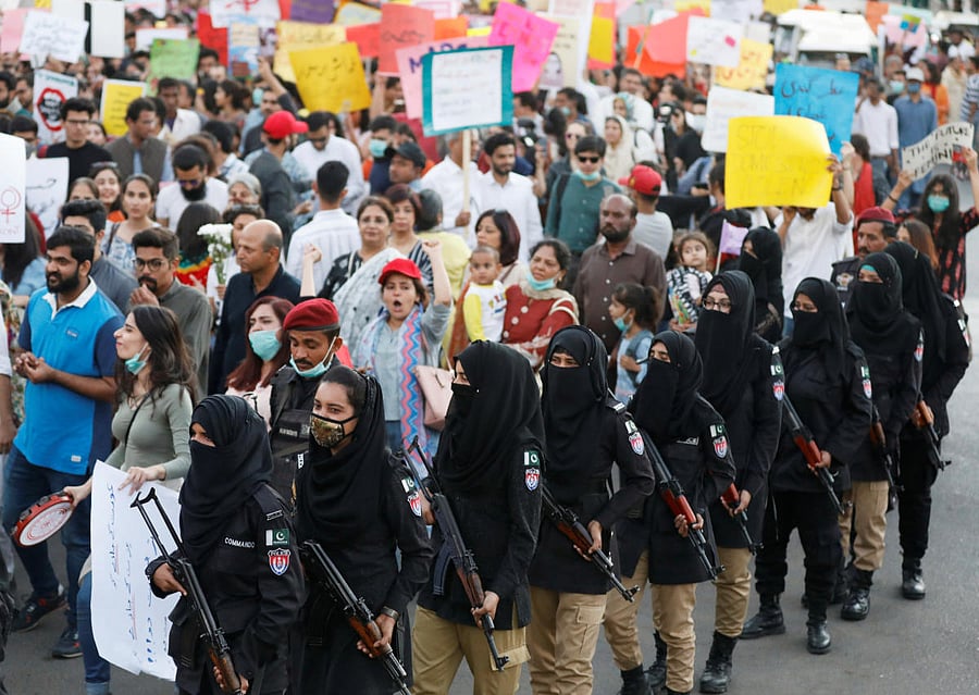 Female police officers escort women for a security measure as they attend the Aurat March (Women's March) in Karachi, Pakistan March 8, 2020. REUTERS/Akhtar Soomro. (Reuters Photo)