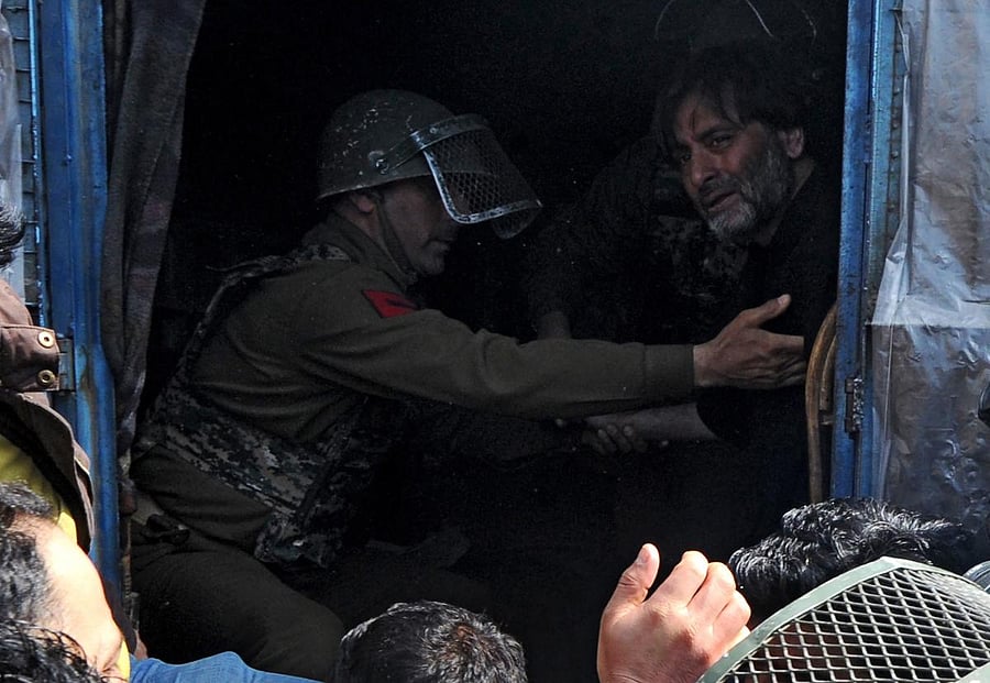 Jammu and Kashmir Liberation Front chairman Mohammad Yasin Malik (R)