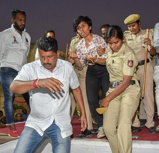 Police officers yank activist Amulya Leona Noronha off the stage at an anti-CAA event. (DH photo/Anup Ragh T)