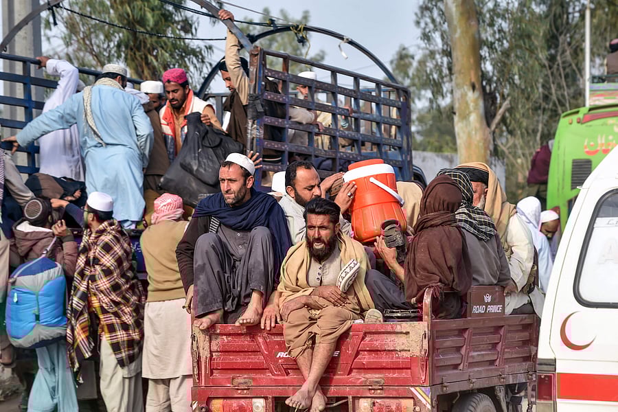 Islamic worshippers board vehicles before their departure from the three-day annual Tablighi Ijtema. (AFP Photo)