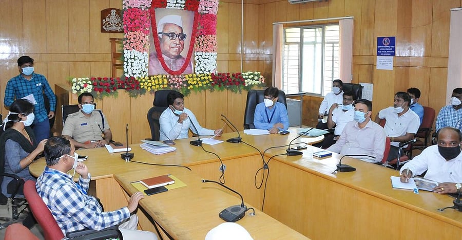 DC Rakesh Kumar chairs a meeting in Tumakuru on Sunday. DH Photo.