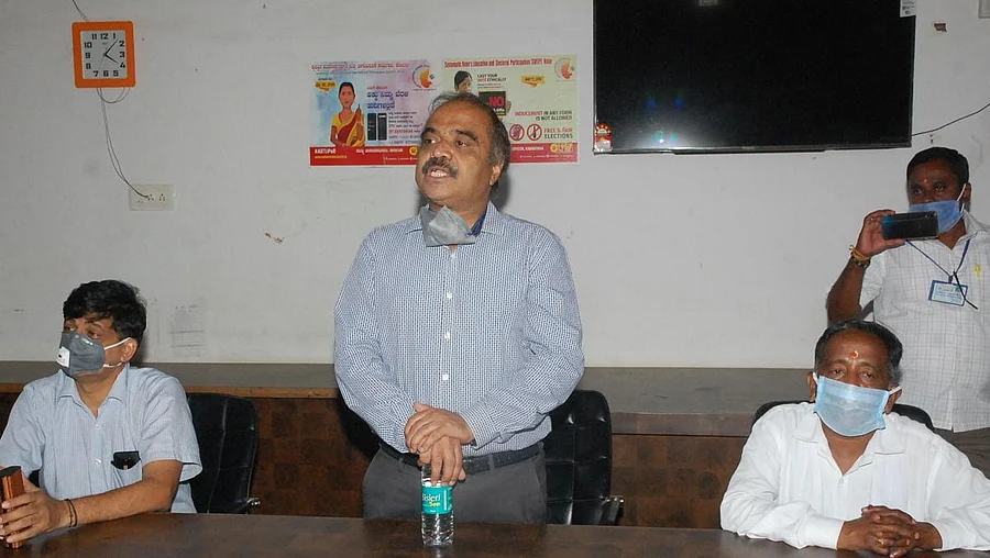 Urban Development Cell Planning director Rangaswamy address civic body workers in Kolar on Thursday.
