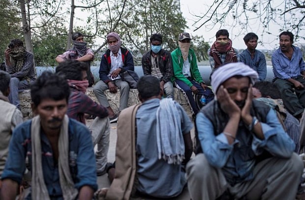 Labourers stranded near Delhi border (Picture credit: Reuters)
