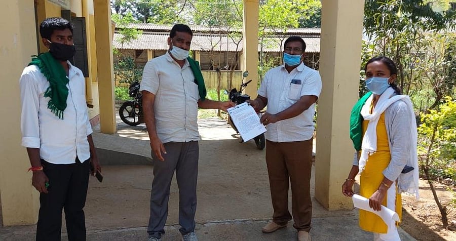 Rajya Raitha Sangha and Hasiru Sene members submit a memorandum deputy director of Department of Animal Husbandry and Veterinary Services Dr N Jagadish Kumar in Kolar on Sunday.