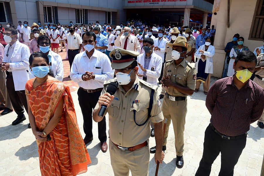 Mangaluru city police on Wednesday held an 'honour convoy' near the COVID-19 block of the district Wenlock hospital (DH Photo)