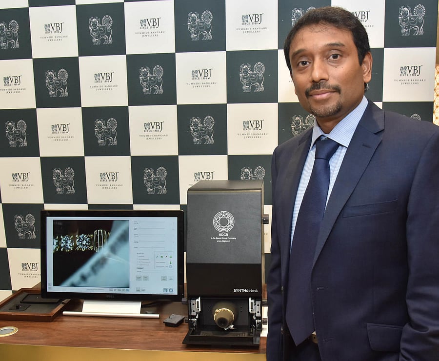 Vummidi Bangaru Jewellers Managing Director Jithendra Vummidi introduces SYNTHdetect at its showroom in Bengaluru on Wednesday. DH Photo