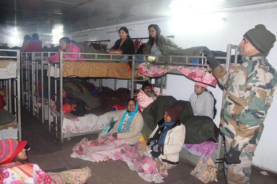 Army jawans with the rescued tourists Photo Credit: Indian Army