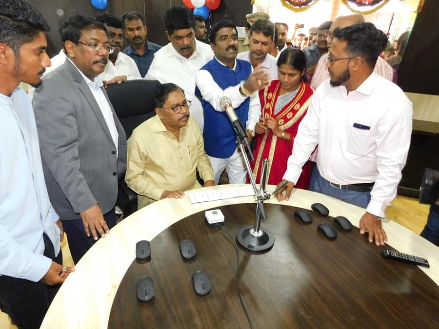 G Parameshwara, Deputy Chief Minister speaks at the inauguration of Shankar Mutt ward development programme on Monday. Mayor Gangambike Mallikarjun, BBMP ruling party leader M Shivaraju and BBMP Commissioner N Manjunath Prasad are also seen.