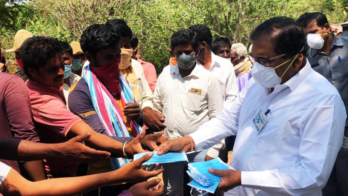 Koratagere MLA G Parameshwara distributes masks to people in his constituency in Tumakuru district on Wednesday. DH Photo.