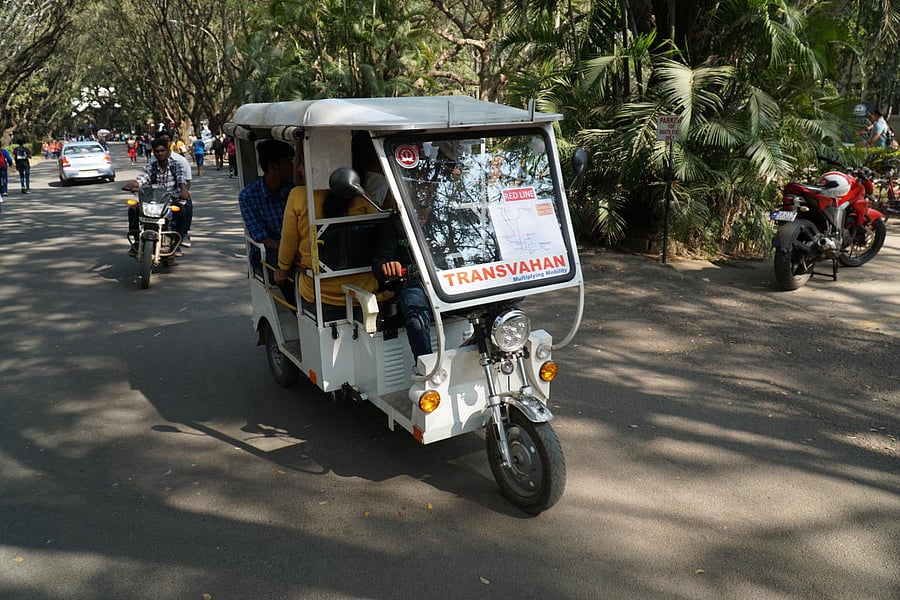An e-auto that moved people around the IISc during Open Day on Saturday. (R) A contraption set up outside the Centre for Product Design and Manufacturing. DH PHOTOS/AKHIL KADIDAL
