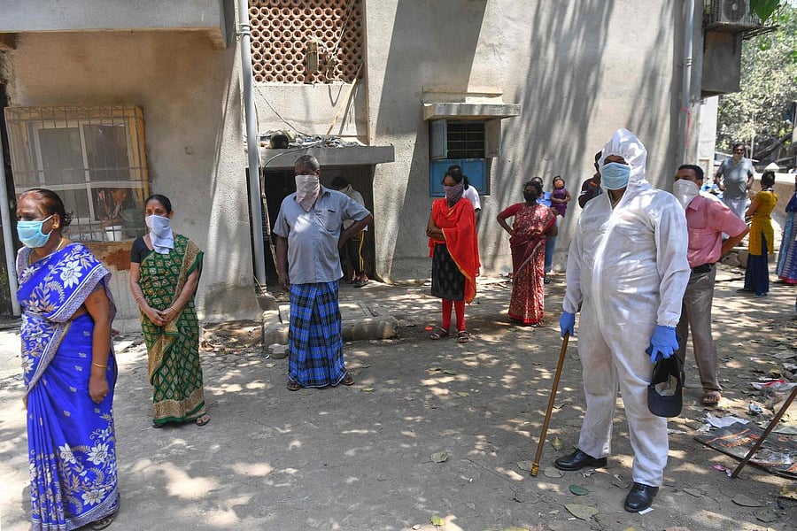 People wearing facemask amid coronavirus lockdown (AFP Photo)