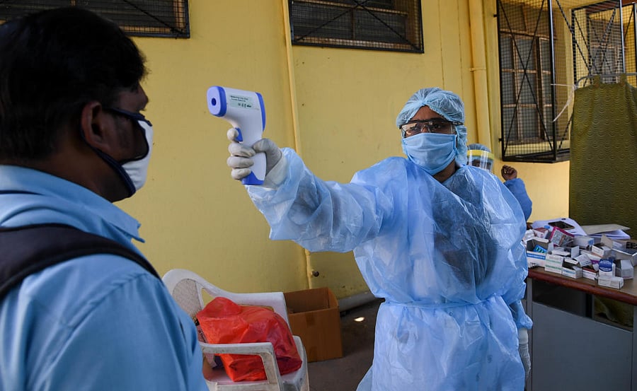Journalists who are working on the field, checking their body temperature and health condition (DH Photo)