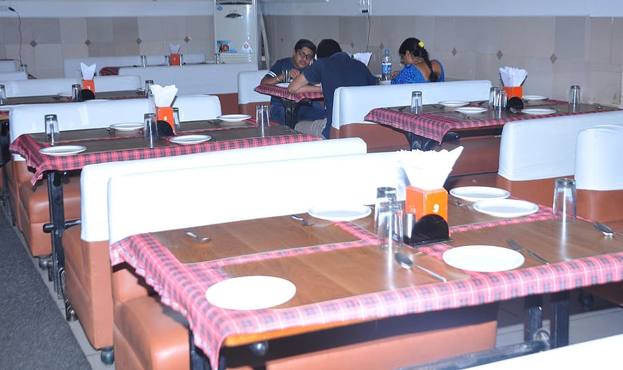 The restriction on hotels and restaurants will come into effect from Saturdary 4 pm and will be in force till March 31. DH File Photo