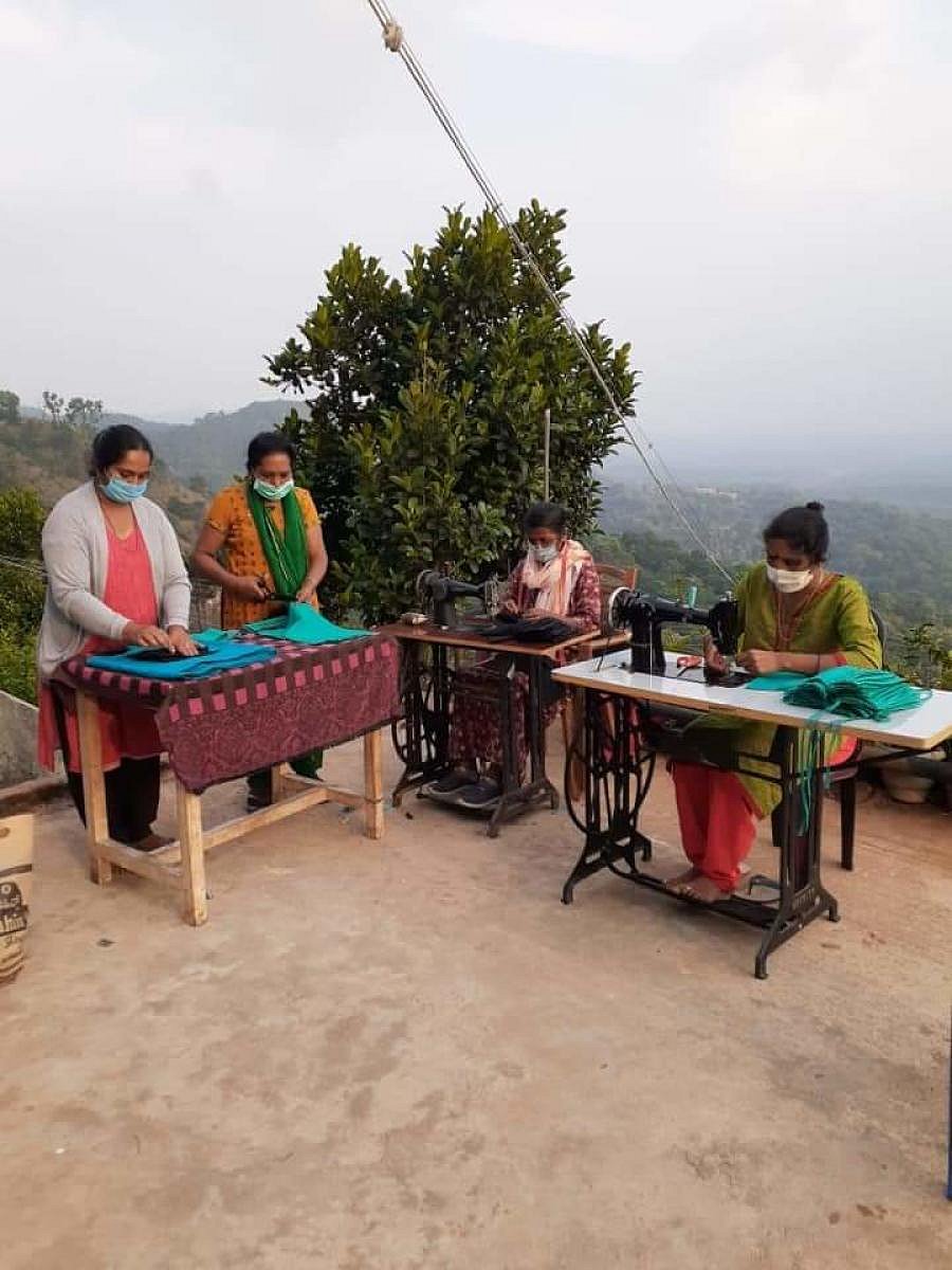 Members of women SHGs prepare masks. DH photo
