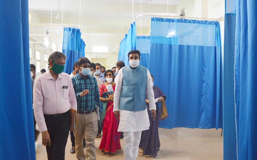 Health and Family Welfare Minister B Sriramulu in Tumakuru on Friday. DH Photo.