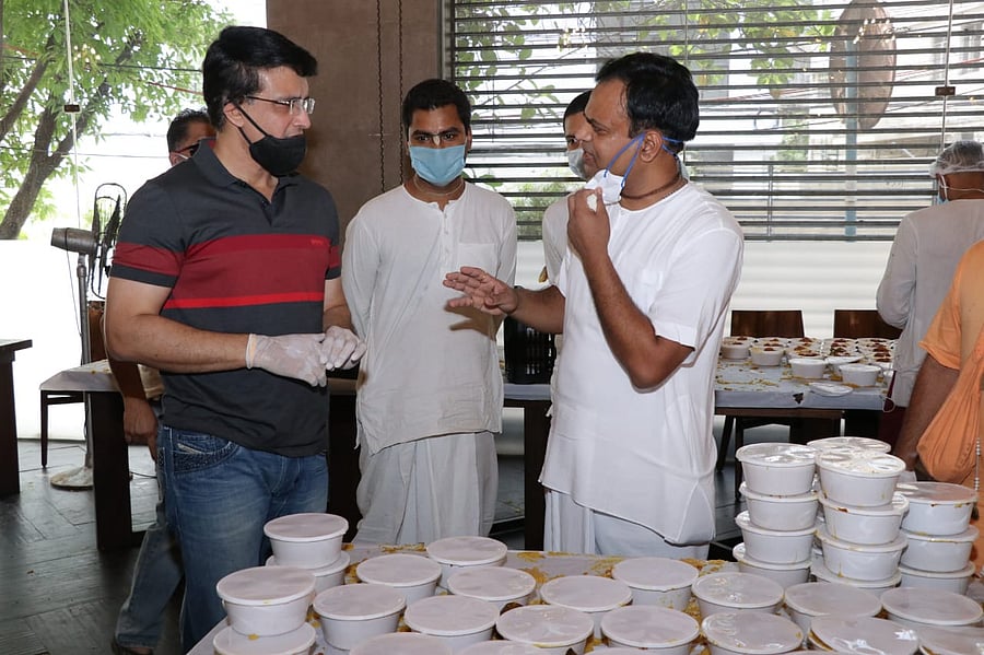 Wearing all protective gears such as mask and gloves, the former India captain visited the ISKCON city centre and promised support. Credit: Twitter (@RadharamnDas)