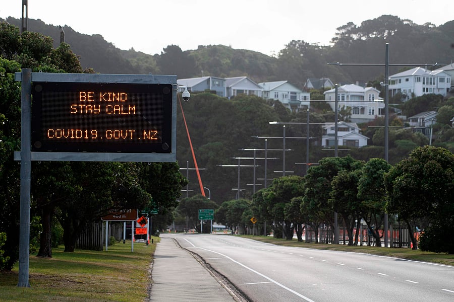 A motorway sign reads "Be kind and stay calm" along a street devoid of cars in response to the COVID-19 coronavirus outbreak in Wellington. (AFP photo)
