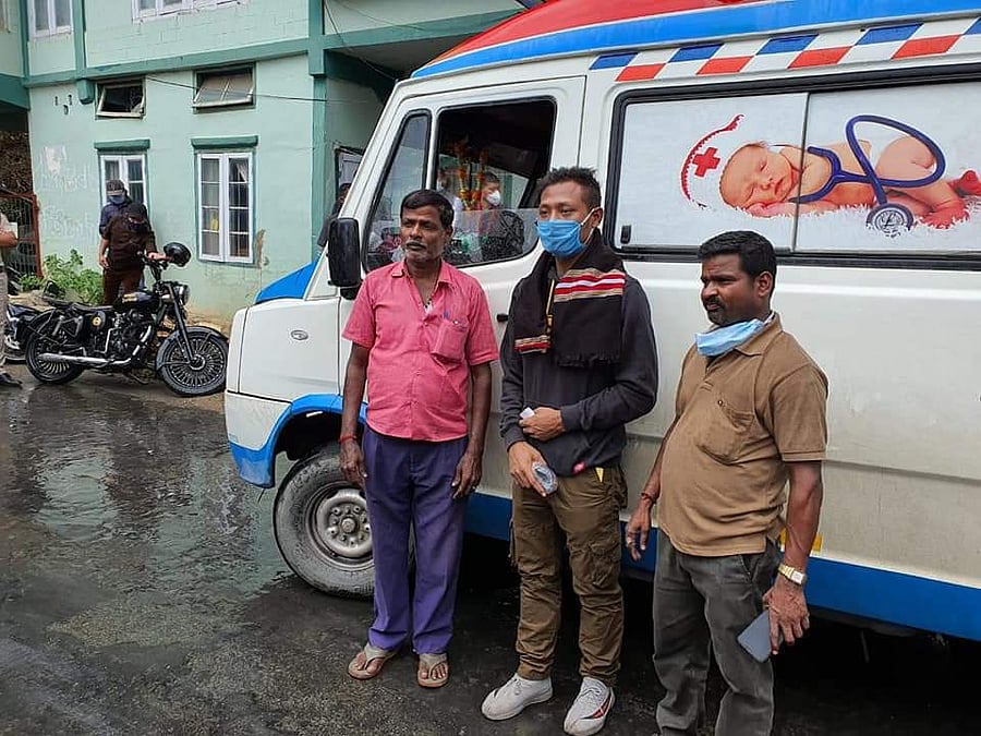 Raphael AVL Malchchanhima, Vivian's friend, with ambulance drivers  S Chinnathambi and P Jayendran . (DH photo)