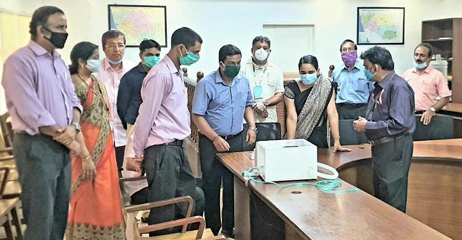 Representatives of Vivekananda College of Engineering and Technology, Puttur, explain the functioning of the low-cost respiratory support device to Deputy Commissioner Sindhu B Rupesh in Mangaluru. Credit: DH Photo