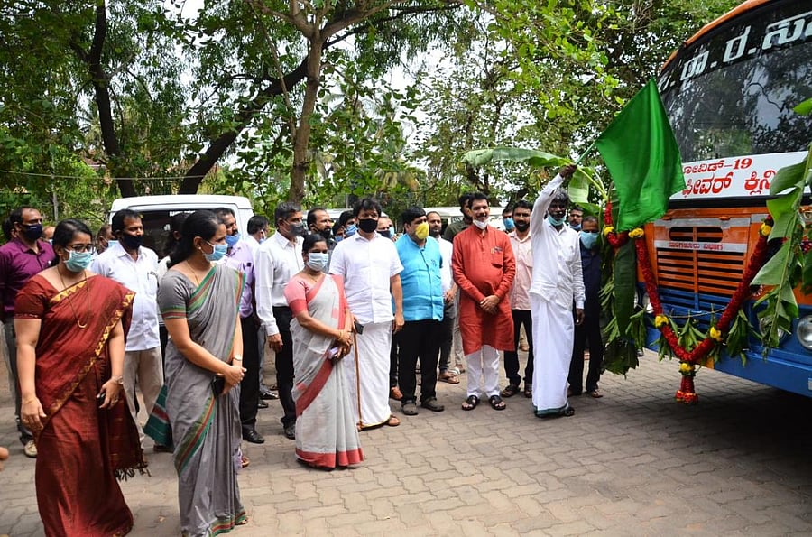District In-charge Minister Kota Srinivas Poojary flags of a Covid-19 mobile fever clinic, on the premises of the DC's office in Mangaluru.
