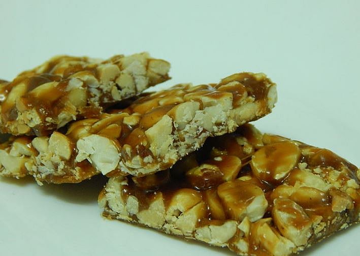Kovilpatti Kadalai Mittai aka Peanut Chikki (Picture credi: Creative Commons /Zeel Patel)