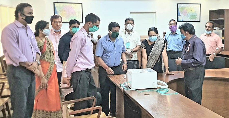 Representatives of Vivekananda College of Engineering and Technology-Puttur explain the functioning of low-cost respiratory support device to Deputy Commissioner Sindhu B Rupesh in Mangaluru.