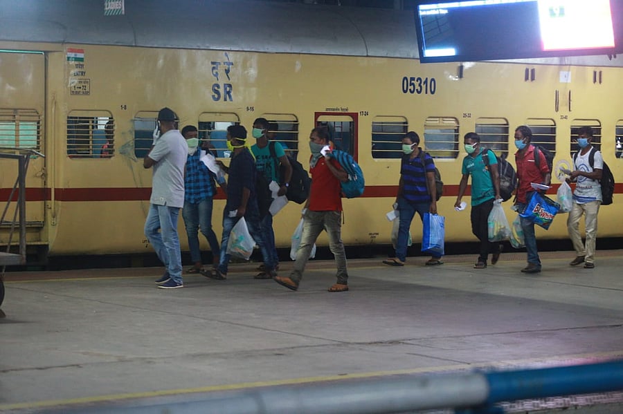Migrant workers at Aluva railway station in Ernakulam (Kochi) in Kerala to proceed to Odisha by first special train for migrants from the state on Friday night. (Credit: DH Photo)