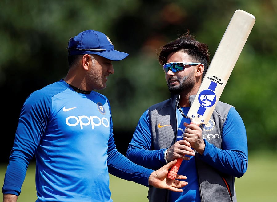 MS Dhoni (L) and Rishabh Pant. (Reuters photo)